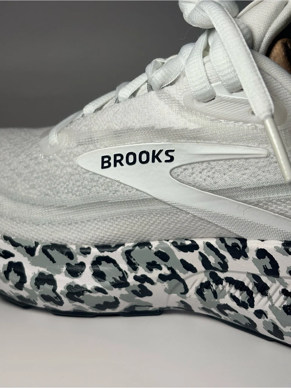 Brooks Women's Revel 9 White Running Shoe with Black Leopard Midsole size 7 - Picture 15 of 15